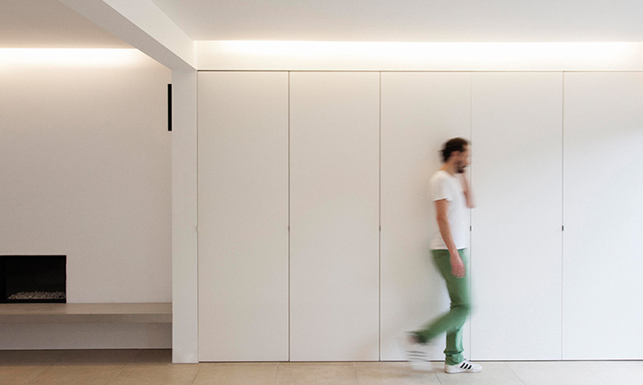 Woning HP — verbouwde leefruimte met maatkasten en eiken tafel